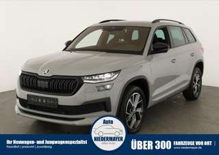 Schräge Frontansicht auf einen Skoda Kodiaq , freigestellt