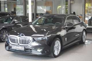 Schräge Frontansicht auf einen BMW i5 , freigestellt