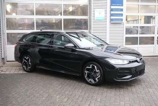 Schräge Frontansicht auf einen Volkswagen Passat , freigestellt