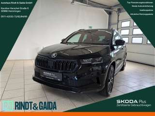 Schräge Frontansicht auf einen Skoda Karoq , freigestellt