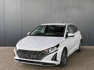 Schräge Frontansicht auf einen Hyundai i20 , freigestellt