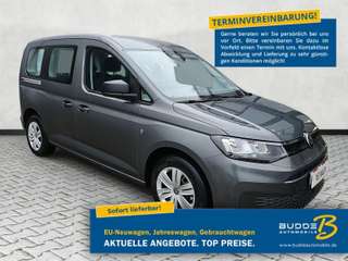 Schräge Frontansicht auf einen Volkswagen Caddy , freigestellt