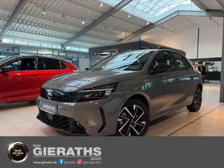 Schräge Frontansicht auf einen Opel Corsa , freigestellt