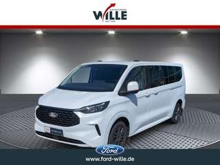 Schräge Frontansicht auf einen Ford Tourneo Custom , freigestellt