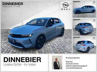 Schräge Frontansicht auf einen Opel Astra , freigestellt