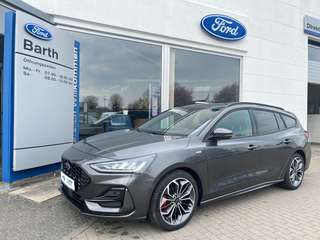 Schräge Frontansicht auf einen Ford Focus , freigestellt