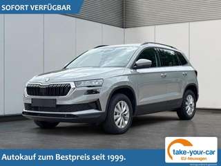 Schräge Frontansicht auf einen Skoda Karoq , freigestellt