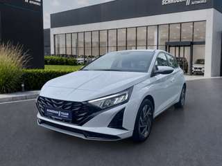 Schräge Frontansicht auf einen Hyundai i20 , freigestellt