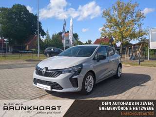 Schräge Frontansicht auf einen Renault Clio , freigestellt