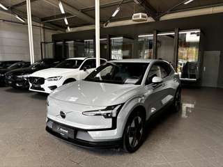 Schräge Frontansicht auf einen Volvo EX30 , freigestellt