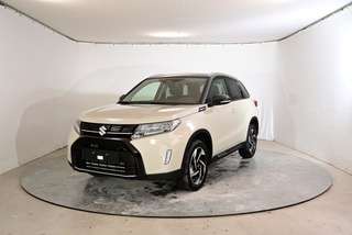 Schräge Frontansicht auf einen Suzuki Vitara , freigestellt