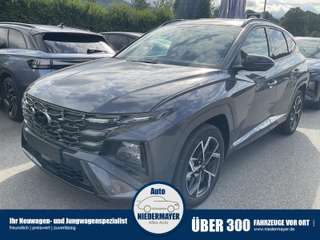 Schräge Frontansicht auf einen Hyundai Santa Fe , freigestellt