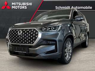 Schräge Frontansicht auf einen SsangYong Rexton , freigestellt