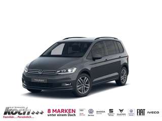 Schräge Frontansicht auf einen Volkswagen Touran , freigestellt