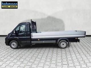 Schräge Frontansicht auf einen Fiat Ducato , freigestellt