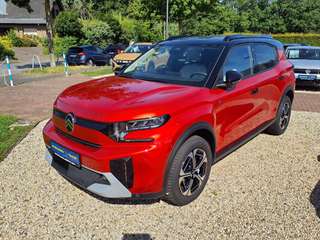 Schräge Frontansicht auf einen Citroën C3 Aircross , freigestellt