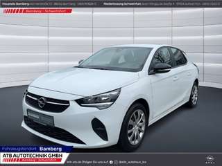 Schräge Frontansicht auf einen Opel Corsa , freigestellt