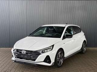 Schräge Frontansicht auf einen Hyundai i20 , freigestellt
