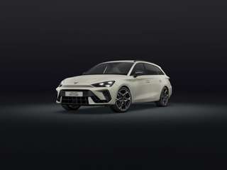 Schräge Frontansicht auf einen CUPRA Leon , freigestellt