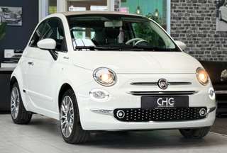 Schräge Frontansicht auf einen Fiat 500 , freigestellt