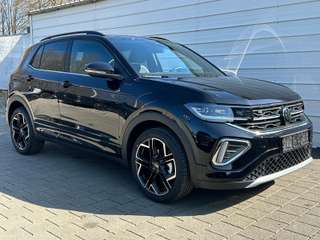 Schräge Frontansicht auf einen Volkswagen T-Cross , freigestellt