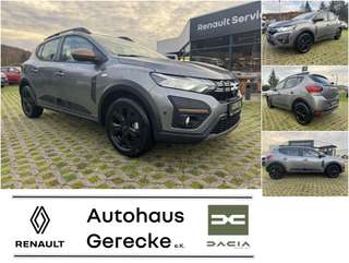 Schräge Frontansicht auf einen Dacia Sandero , freigestellt