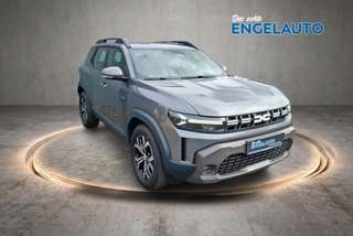 Schräge Frontansicht auf einen Dacia Duster , freigestellt