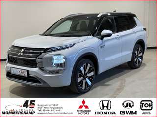 Schräge Frontansicht auf einen Mitsubishi Outlander , freigestellt