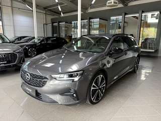 Schräge Frontansicht auf einen Opel Insignia , freigestellt