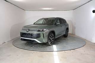 Schräge Frontansicht auf einen Volkswagen Tayron , freigestellt