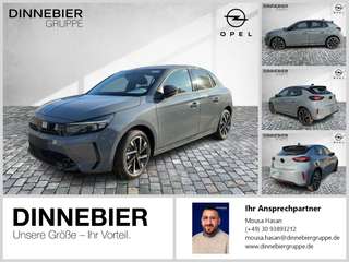 Schräge Frontansicht auf einen Opel Corsa , freigestellt