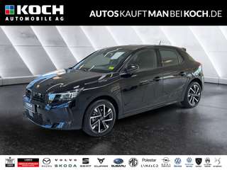 Schräge Frontansicht auf einen Opel Corsa , freigestellt
