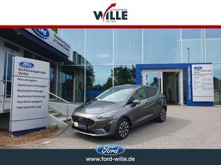 Schräge Frontansicht auf einen Ford Fiesta , freigestellt