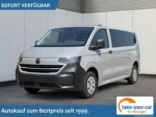 Schräge Frontansicht auf einen Volkswagen Caravelle , freigestellt