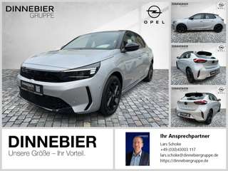 Schräge Frontansicht auf einen Opel Corsa , freigestellt