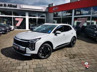 Schräge Frontansicht auf einen Kia Sportage , freigestellt