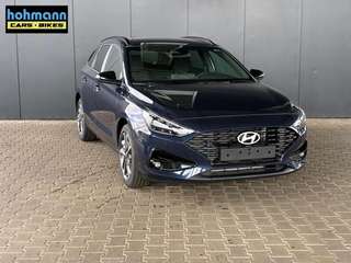 Schräge Frontansicht auf einen Hyundai i30 , freigestellt