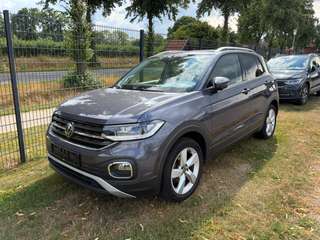 Schräge Frontansicht auf einen Volkswagen T-Cross , freigestellt