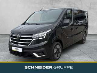Schräge Frontansicht auf einen Renault Trafic , freigestellt