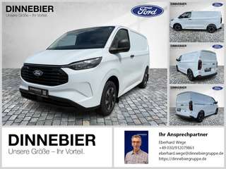Schräge Frontansicht auf einen Ford Transit Custom , freigestellt