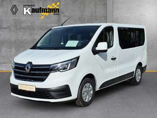 Schräge Frontansicht auf einen Renault Trafic , freigestellt
