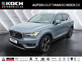 Schräge Frontansicht auf einen Volvo XC40 , freigestellt