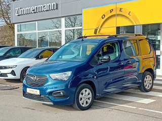 Schräge Frontansicht auf einen Opel Combo Life , freigestellt