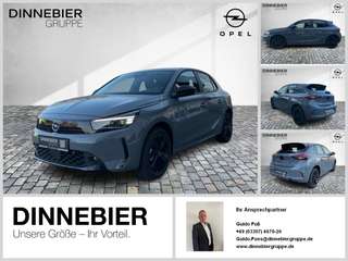 Schräge Frontansicht auf einen Opel Corsa , freigestellt