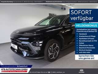 Schräge Frontansicht auf einen Hyundai Kona , freigestellt