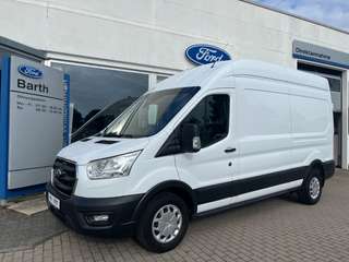 Schräge Frontansicht auf einen Ford Transit , freigestellt