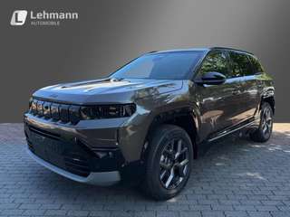 Schräge Frontansicht auf einen Jeep Compass , freigestellt