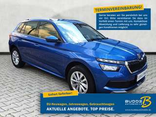 Schräge Frontansicht auf einen Skoda Kamiq , freigestellt