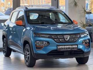 Schräge Frontansicht auf einen Dacia Spring , freigestellt