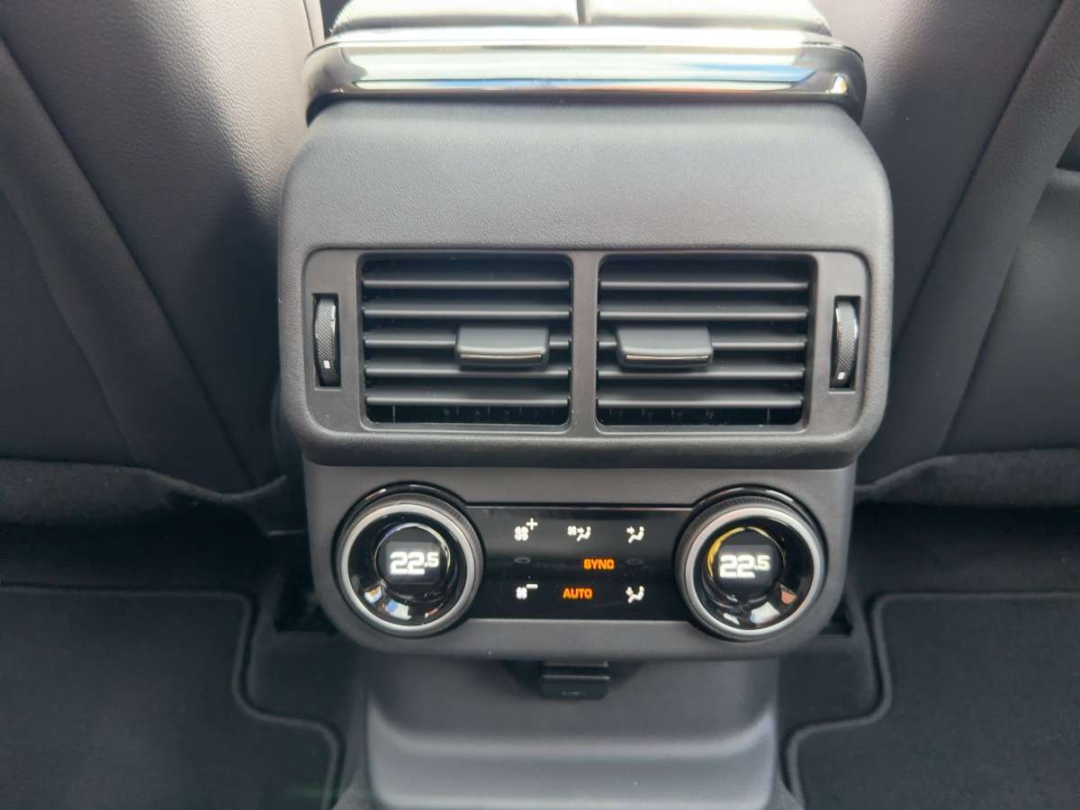 Fahrzeugbild eines Land Rover Range Rover Velar